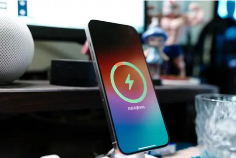 凤岗镇苹果15换屏服务分享用什么充电器给iPhone15充电更好 